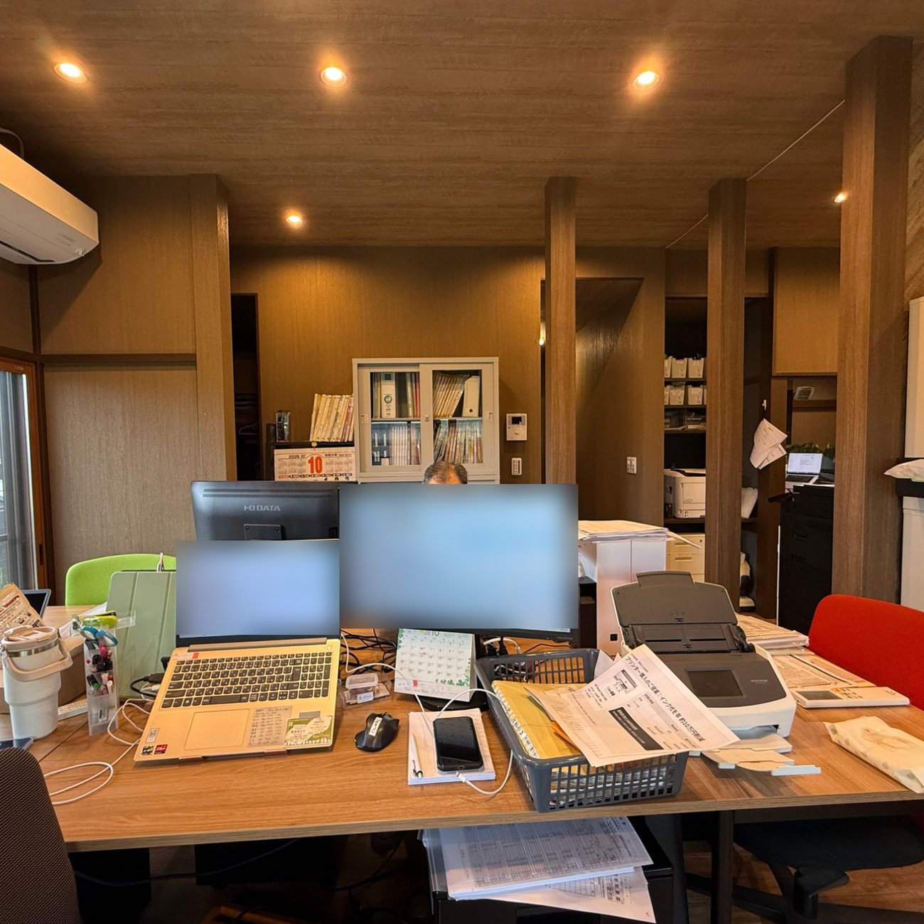 改修後の部屋。デスクと窓