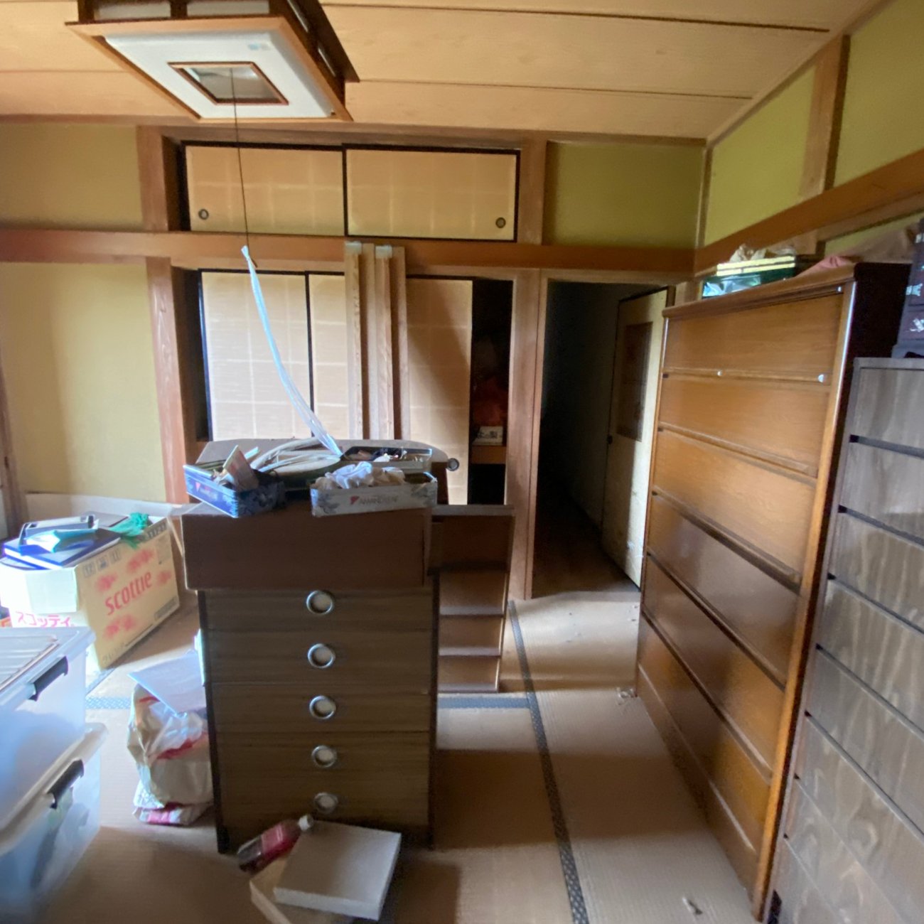 改修前の和室。たんすと荷物