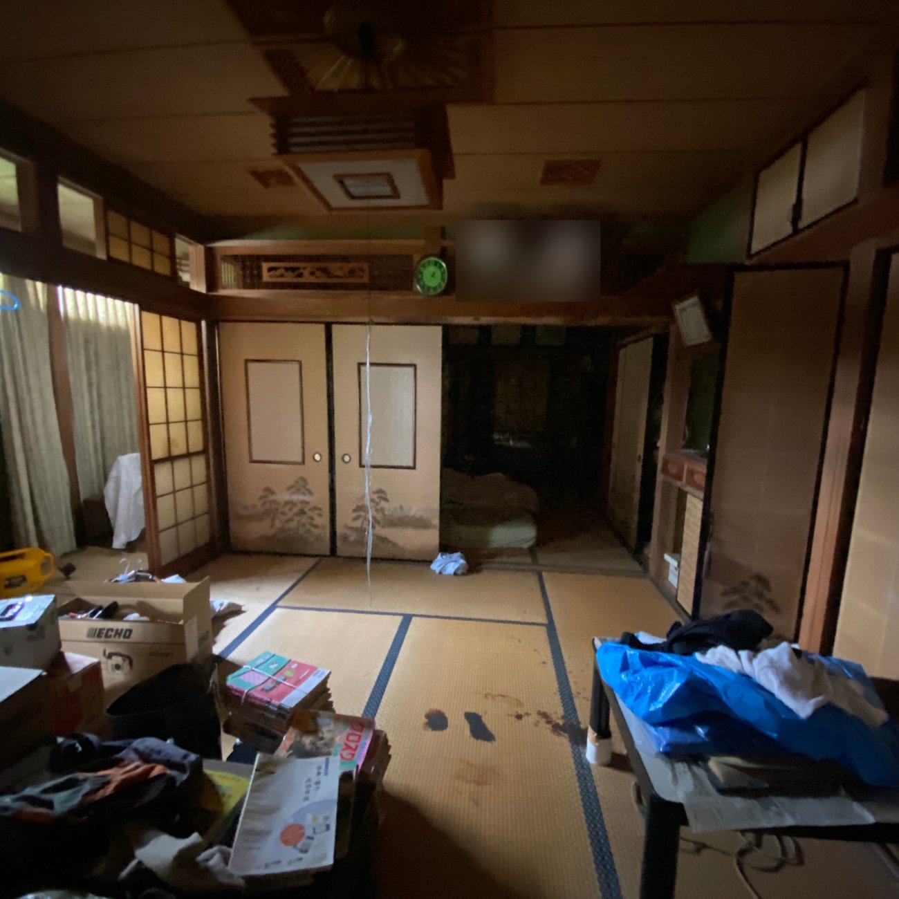 改修前の広間。荷物の残った和室