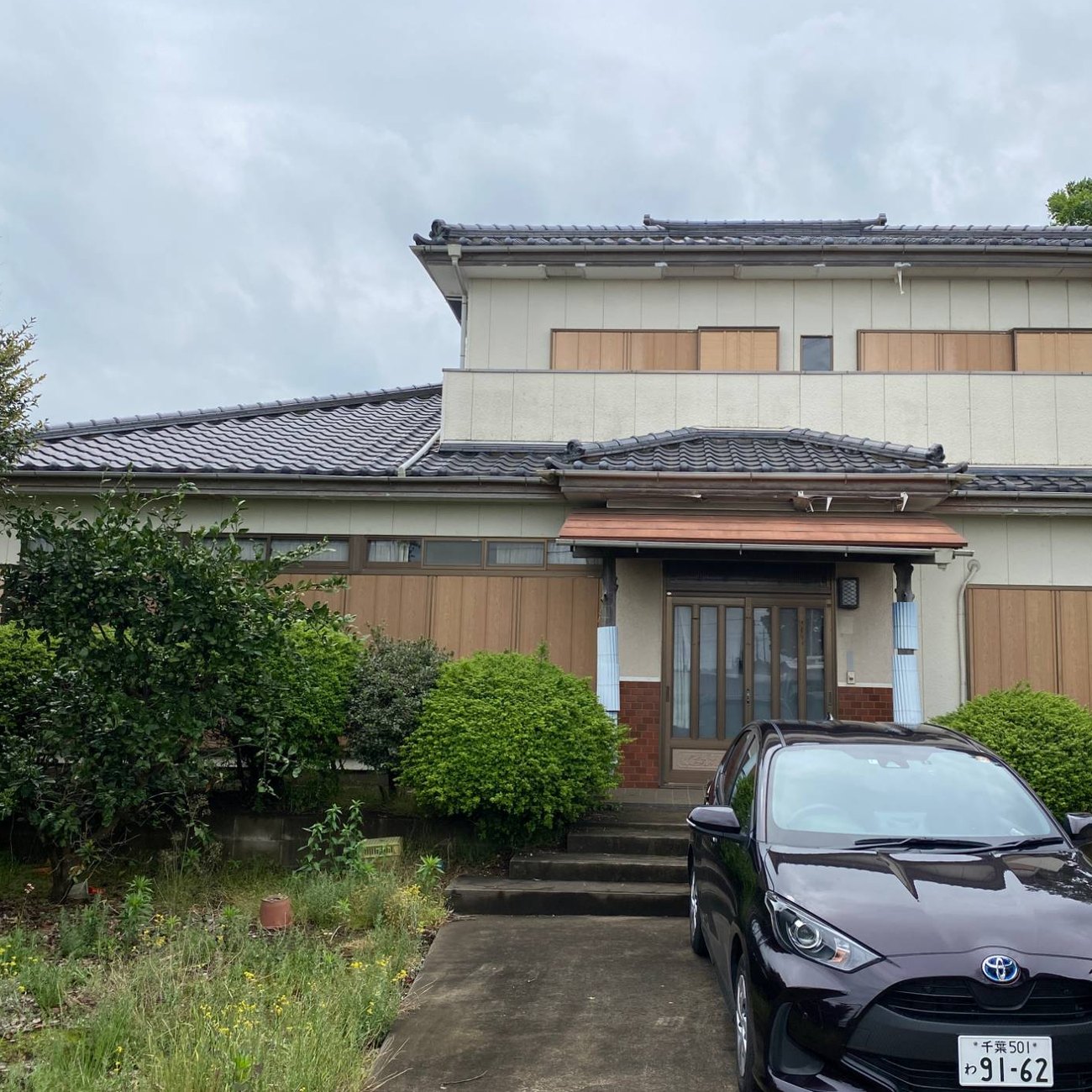改修前の本社。白い外壁と木目の雨戸