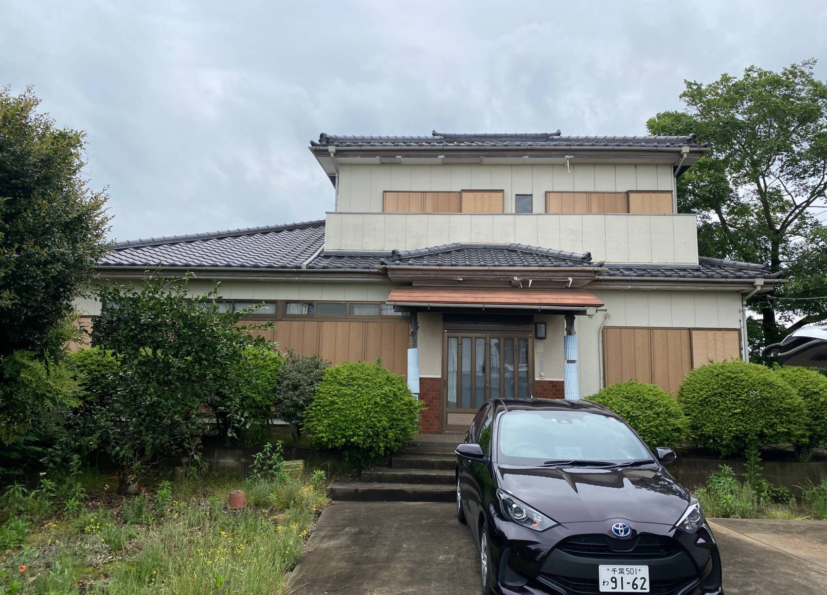改修前の本社。全景。白い外壁と木目の雨戸