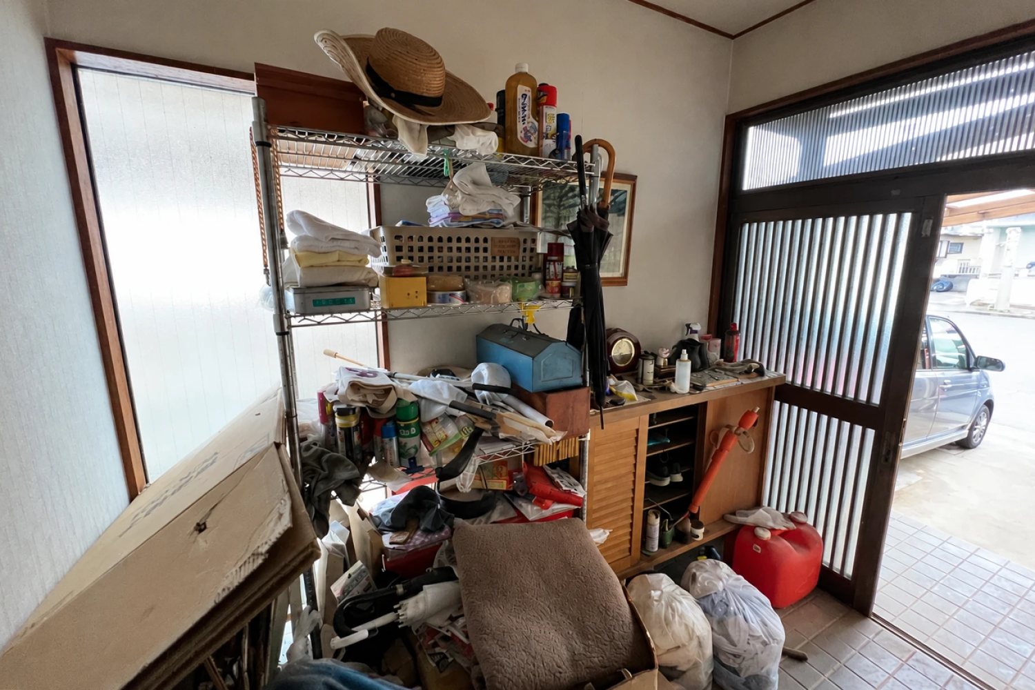 改修前の玄関。棚や荷物で埋まっていた