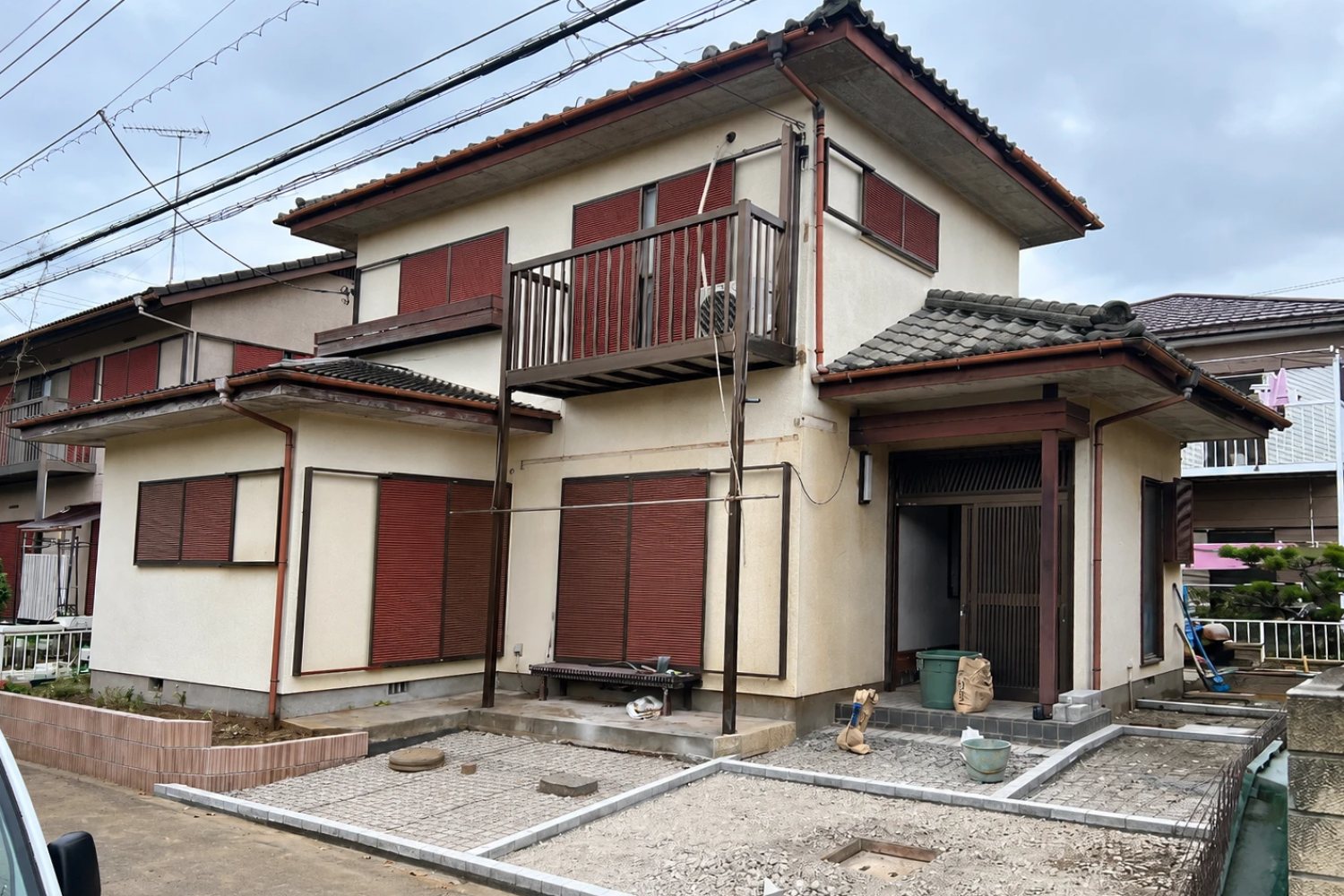 改修前のたね。茶色い瓦屋根と赤い雨戸の外観